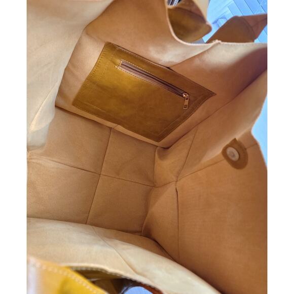 TOTE/BUCKET PURSE-PU Leather-Natural Tone Color-Large Opening-Snaps - Picture 4 of 8